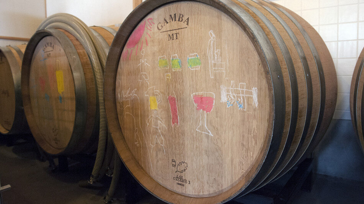 醸造所の中の樽にはお子さんが書かれたワインの絵が。家族で営むワイナリーならではだ