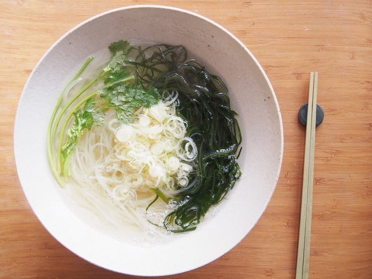 うどん風のダイコン。ネギもピーラーで極薄切りに。<br />
