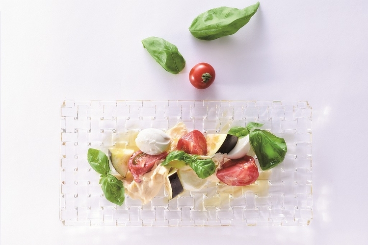 トマト、水茄子、モッツァレッラ、トロ湯葉を使用したカプレーゼ