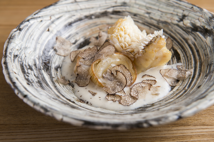 『甘鯛の松笠焼』。松ぼっくりに見立てる伝統的な日本料理の技法・松笠焼き。トリュフの香りを添えた
