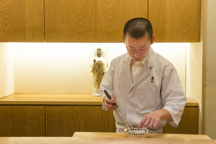 小泉氏の尽きることのないアイデアの源泉は、とにかく多くの料理に触れること。日本料理はもちろん、さまざまなジャンルの店を食べ歩いて、ヒントを探す。そこから無数に試作を繰り返し、ようやくひとつの料理が完成するのだ