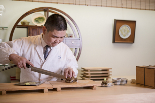 店主の小林雄二氏は、18歳で器を集めはじめ、24歳のときにある人から「突き詰め方が甘い」といわれたのを機に、コレクションはさらに増やしていったという。料理にピンポイントで器を合わせる造詣の深さがすばらしい