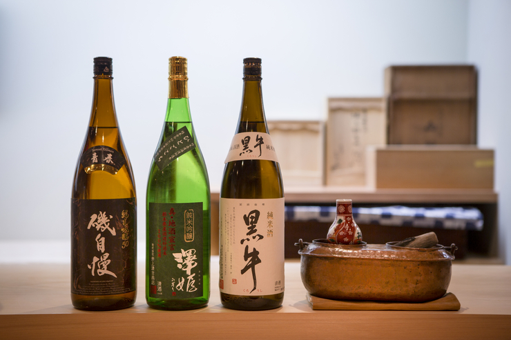 日本酒は約30種をストックし、そのうち4種をおすすめする。料理を邪魔せず、飲み疲れしない酒が多い