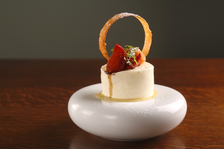 『フルーツトマトのレアチーズケーキ』。修業時代にパティシエも経験したシェフならではの一品