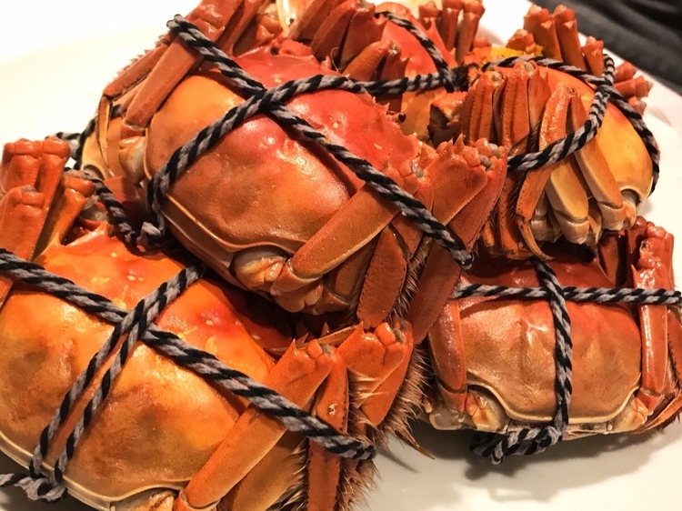 上海蟹の料理は、他にも『上海蟹みそシューマイ』850円や『上海蟹みそ炒飯』5400円などいろいろ。『上海蟹みそ豆腐』5400円も必食の一皿。これもごはんを呼ぶ佳品だ。