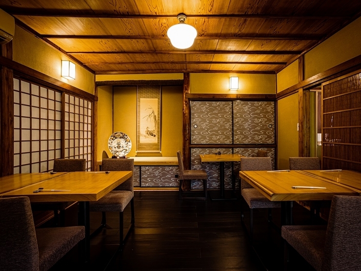 元は茶道の宗匠の住居だった一軒家を再生させた目白 蕎麦おさめの店内