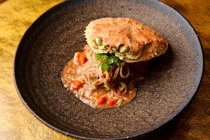 麻布山蕎庵三たての日本料理の名店で修業した店主が繰り出す香箱ガニの蕎麦