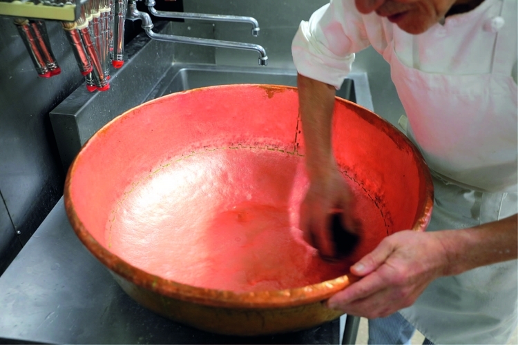 和菓子屋時代に、小豆を炊いていたというタゼン製の銅鍋。使うたびに緑錆を落としているため、ピカピカだ。今はこれでアップルパイ用のリンゴを煮ている