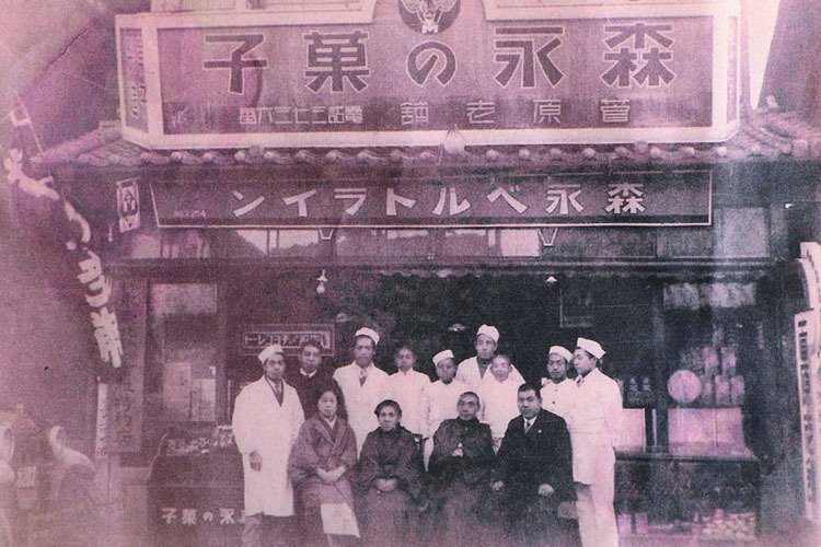 【菅原老舗】時代、２代目と３代目が写っている写真。森永製菓のキャラメルを販売するほか、和菓子の製造も行っていた 