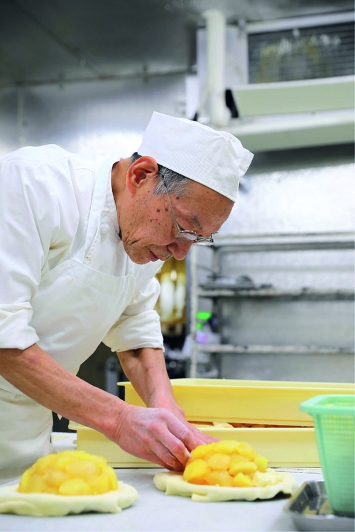 現在68歳、今なお現役の５代目・菅原正和さん。「30㎏の砂糖が運べなくなったら、引退かな」と笑う