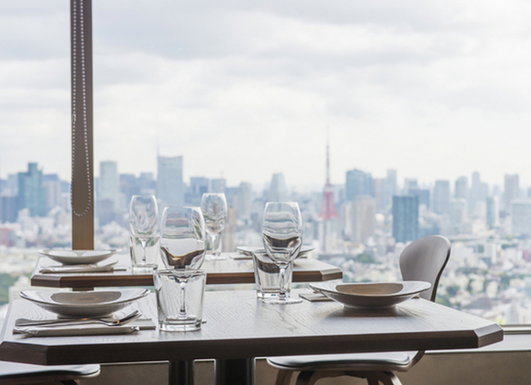 日本に初上陸したのモダン・タイレストラン。眺望素晴らしく、料理以外の要素も話題を呼ぶ