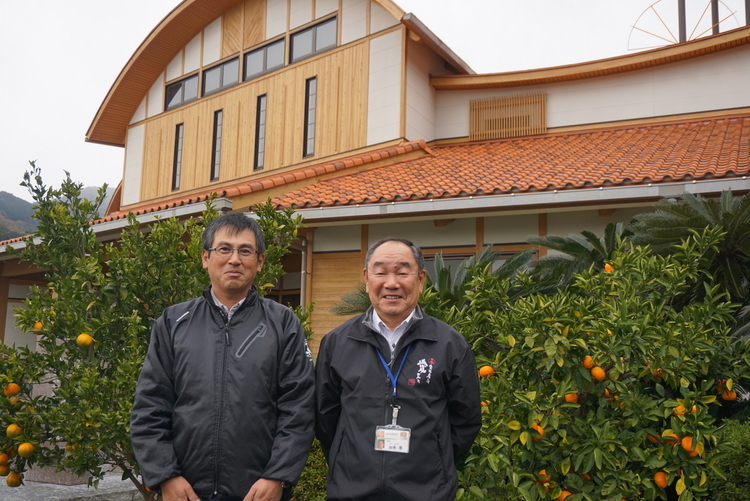 宇和島市にある「みかん研究所」の所長・加美 豊さん（右）と、主任研究員の菊地毅洋さん（左）。
