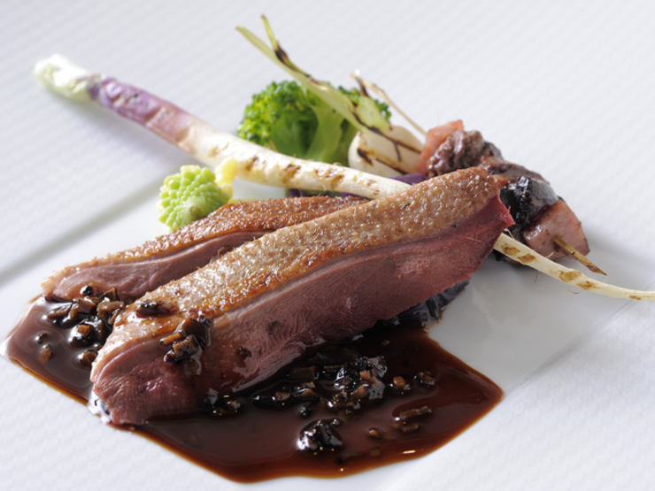 『北海道産青首鴨のロースト トリュフのソース』はフォンドヴォーではなく、あえて鴨の出汁をソースに使う