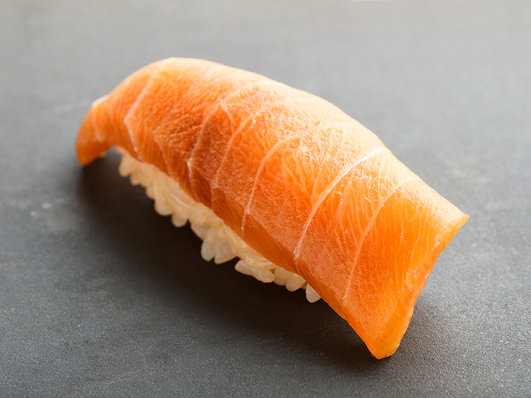 「すし喜邑」の代名詞、マカジキの60日熟成鮨。「昔、カジキは江戸前鮨の華だったんです」と木村さん