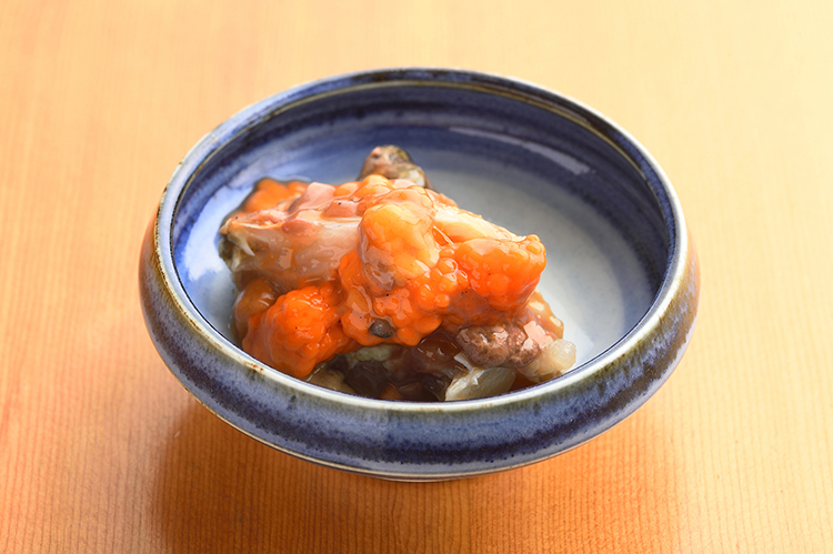 『蟹の塩辛』は最後の仕上げにブランデーを使う。「華やかな香りが出ます」と木村さん。独創的なつまみは、店に常時8～10種揃う日本酒を合わせて食べたくなるものばかり