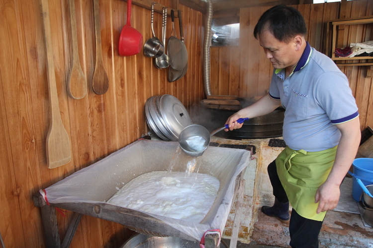 海水を使っての豆腐作り。海水は共同で汲み上げている