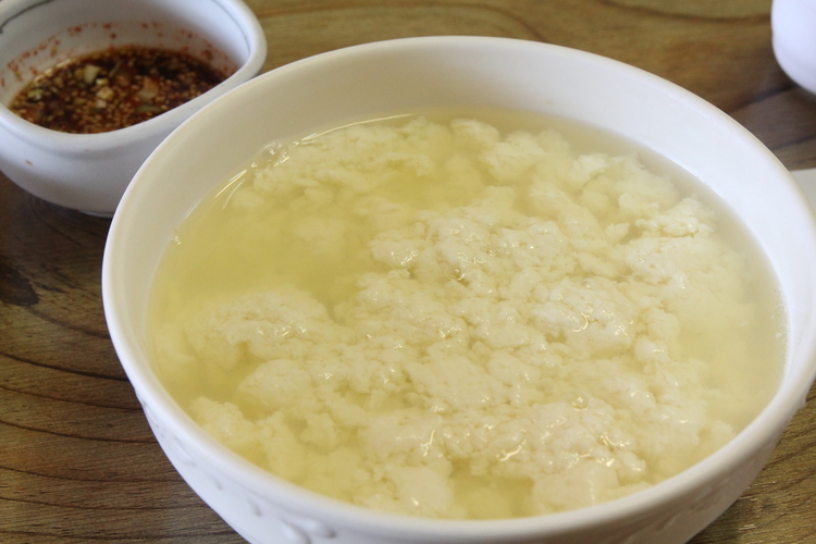 押し固める前の柔らかな豆腐を味わう「チョドゥブ」