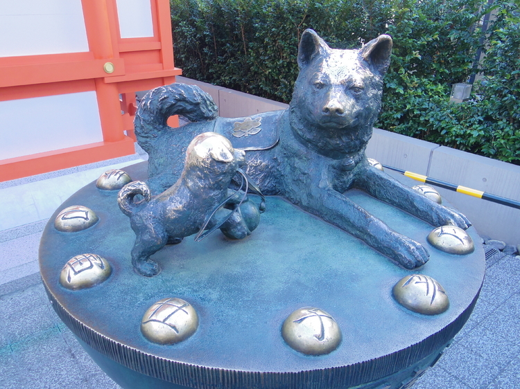 古くから多産であることから安産の神様として祀られる戌。東京都中央区の「水天宮」に鎮座する「子宝犬」は古くから信仰を集めている