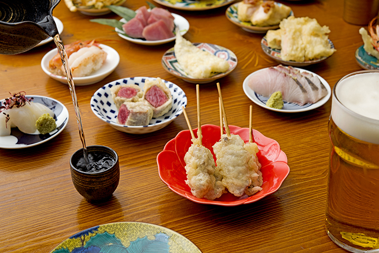 珍しい肉の天ぷらが並ぶ。手前赤皿の『勝天串』1本120円（税別）は、希少部位ザブトンを揚げた看板メニュー