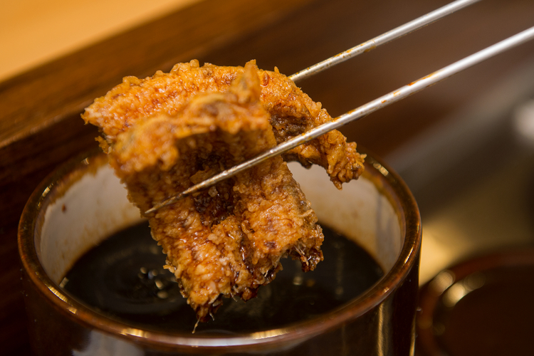 丼ツユは、奥出雲森田醤油の再仕込み濃口醤油とカツオ出汁に喜界島のザラメ糖。木桶で熟成させた醤油が決めてだ。