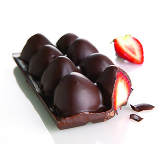 フレッシュないちごをチョコレートでコーティングした「フルーツタブレット」。（3300円～　季節によってフルーツが変わります）