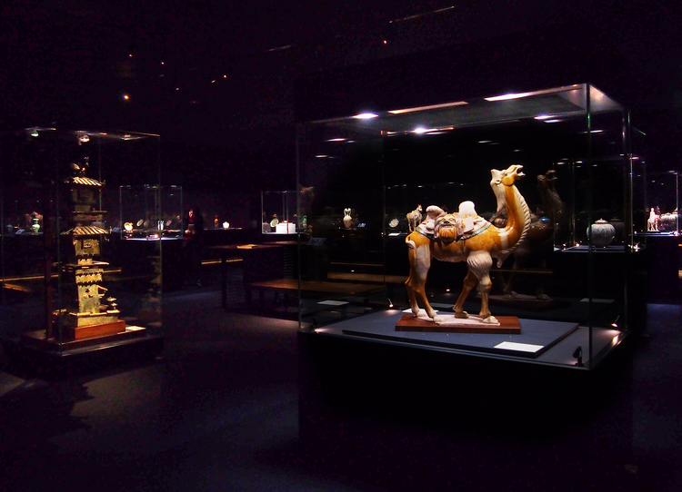 唐時代の三彩など主に中国、韓国の陶磁器や工芸が並ぶ1階展示室。