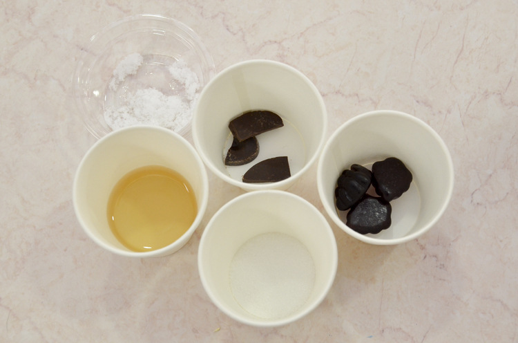 左上から、砂糖、チョコレート、グミ、牛乳、出汁が生徒たちの机へ配られる