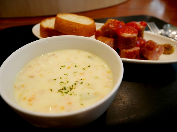 【Bocca】の季節のスープはバゲット付で350円。人気の燻煙黄金豚ソーセージ350円とセットだと100円引きに（すべて税込）