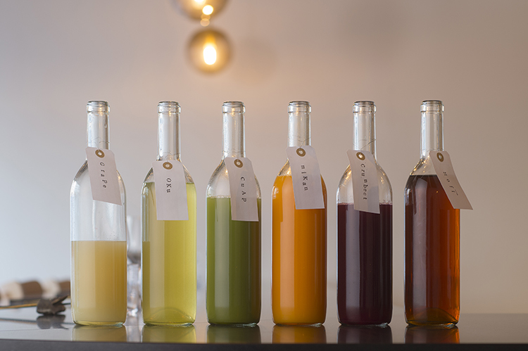 色鮮やかな自家製発酵ジュースのボトル