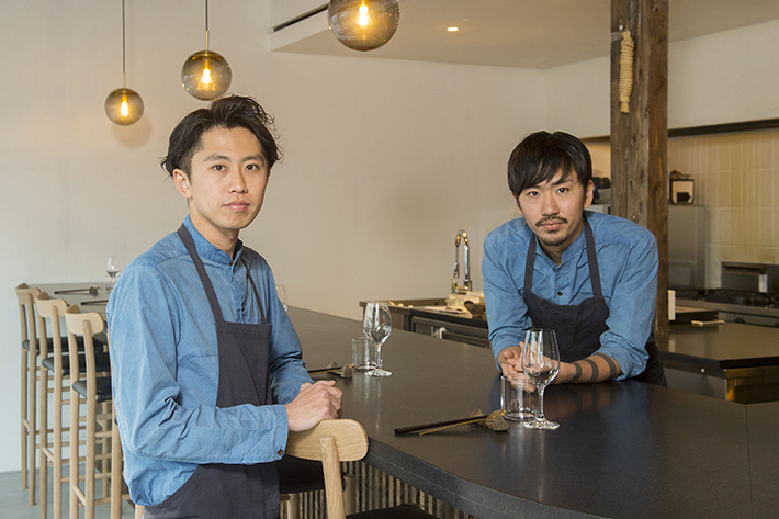 共同経営をするシェフとソムリエ。シェフの安田翔平さん（右）は27歳、ソムリエの江本賢太郎さん（左）は28歳