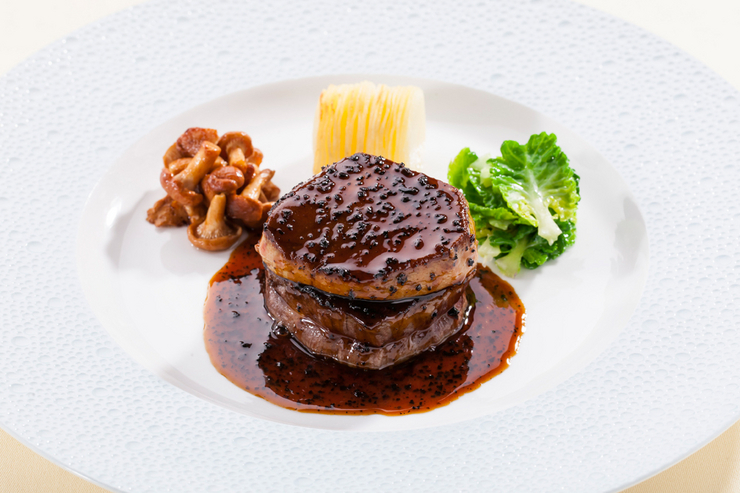 奥出雲産の牛フィレ肉にフランス産のフォアグラを合わせた贅沢な一品『牛フィレ肉のロッシーニ　フォアグラ添え　トリュフソース』
