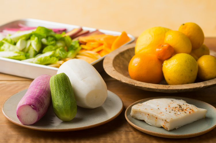 今日の料理に使われる食材の数々。横須賀【SHO farm】の野菜、東京の【ファーマーズ・シープ】から送られた柑橘、広島の猟師さんから届いた猪で作ったラルドなど