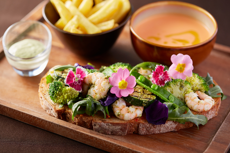 食べられるお花“エディブルフラワー”が春らしい『グリーンオープンサンドイッチ花飾り』