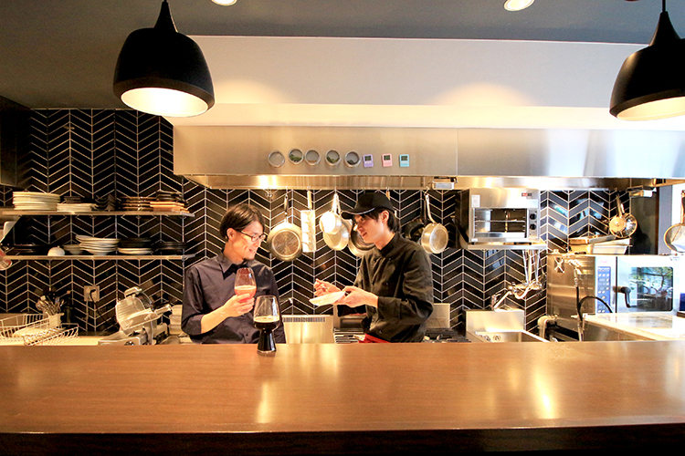 新しい料理とクラフトビールのペアリングを検討するオーナーの中野さん（右）と川崎さん（左）