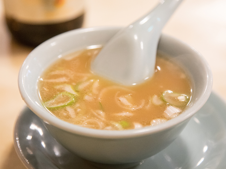 『チャーハン』についてくる乳白色のスープはとても優しい味わい。口にした瞬間から、麺への興味・期待がいやがうえにも高まる