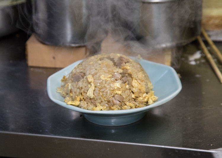 アツアツの湯気がでている盛られたての『チャーハン』770円（税込）。食欲をそそる香りがあたりに立ち込める