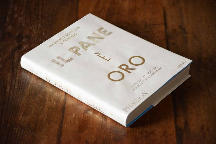 11月に発売されベストセラーとなっている『IL PANE È ORO/パンは金なり』、英語版のタイトルは『Bread is Gold』、トップシェフとはいえ安価な日常食であるパンを無駄にしない姿勢が本書のコンセプト。『IL PANE È ORO/パンは金なり』Phaidon刊（オールカラー424P ハードカバー イタリア語）