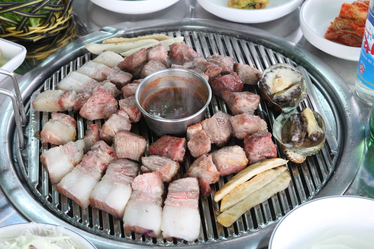 済州島の豚肉料理には塩辛のソースが欠かせない