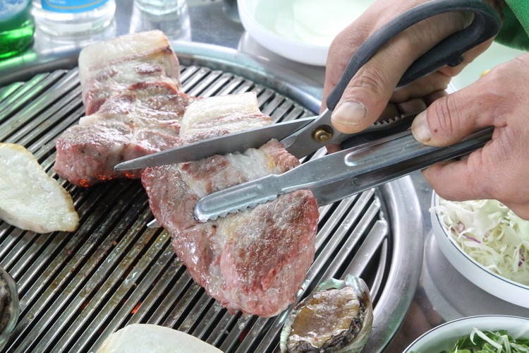 塩辛汁で味わうのが流儀、韓国で美味しい豚を食べるなら済州島へ！