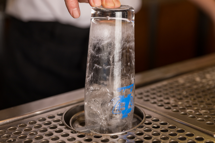 ドイツでは常識的な設備だという珍しい機械を発見。グラスの内側に冷水をかけて水の膜をはる専用マシーン（写真左）。