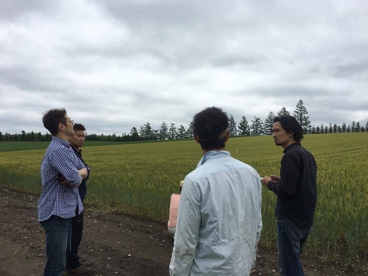 日本各地の生産者を訪ね歩く日々。この時は小麦農家を訪ねて北海道へ