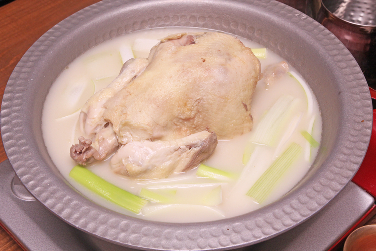 韓国語で「鶏1羽」という意味になる『タッカンマリ』