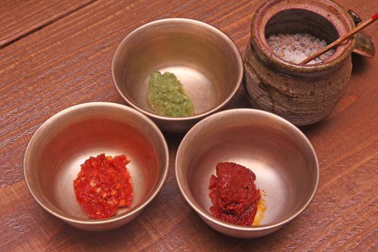『タッカンマリ』に添える薬味も日韓両方の味を用意