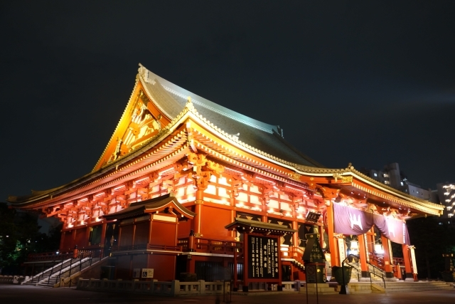 ライトアップされた浅草寺は、華やかで気品のある佇まい。昼よりも人通りが減り、ロマンチックな雰囲気すら漂う