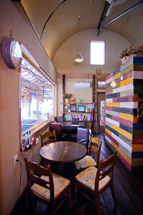 丸く弧を描く天井が個性的なカフェ。藤澤さんご家族のあたたかさが伝わるアットホームな雰囲気