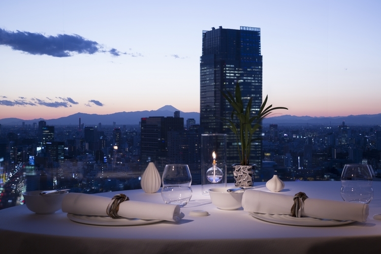遠くに見える山、そしてビル群が東京らしい景色。【ピエール・ガニェール】の窓際は絶景を望める