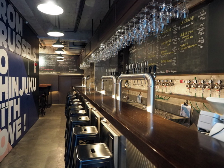 ずらりと並ぶビールサーバーは、現地ベルギーで使われているのと同じもの（1階）