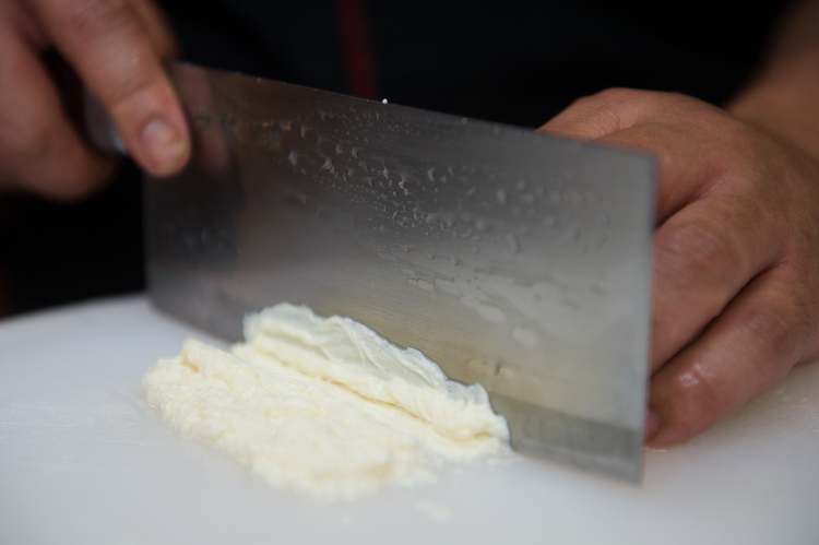 「豆腐を巧く切っていくにはリズム感が大切」とは田村シェフ。どこにでもある食材を用いながらも手練の技で唯一無二の美味しさを作り出す、そこに品格が生まれるのだ。<br />
