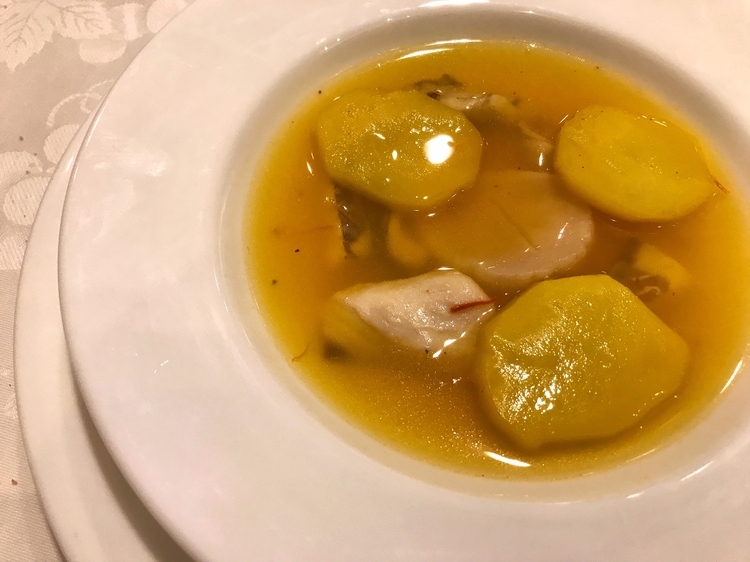 今回のイベント、スペシャルメニュー『ブイユ"ル・デュック"スタイル』。サフランの香り漂うクリアなスープのなかに、ホタテの貝柱や魚がゴロゴロ入り食べ応え抜群。