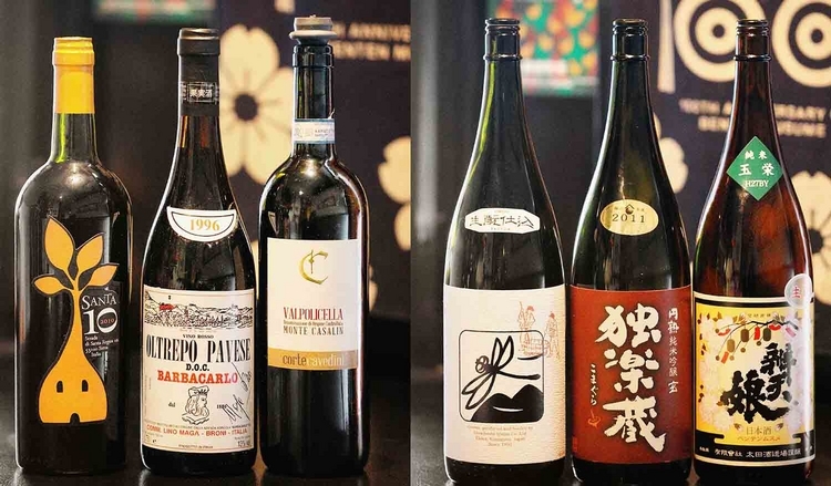 写真左／ワインは95％がイタリアのもので、ヴァンナキュールが中心になっている。グラスワインは、白￥800～、赤￥850～。深夜のひとりカウンター飯に嬉しい、ハーフ（デキャンタ）もある。写真右／日本酒は、燗酒と冷酒、あわせて30以上の銘柄がメニューに書かれている。燗酒は１合¥850～。冷酒はグラス120cc ¥480～
